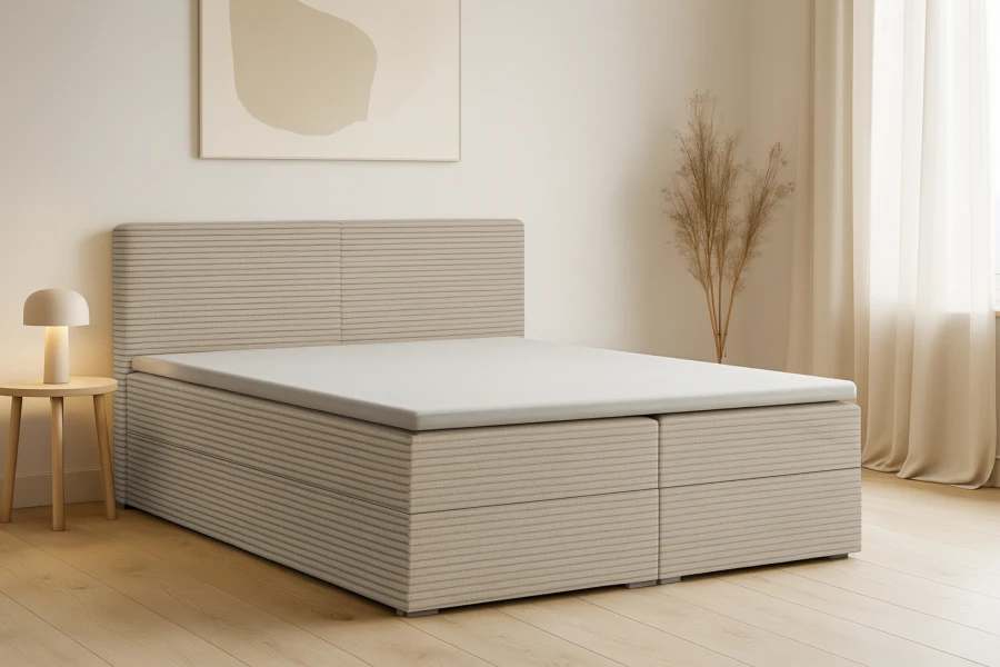 Stilvolles Lon III Boxspringbett in gestreifter Optik in einem hellen Schlafzimmer.
