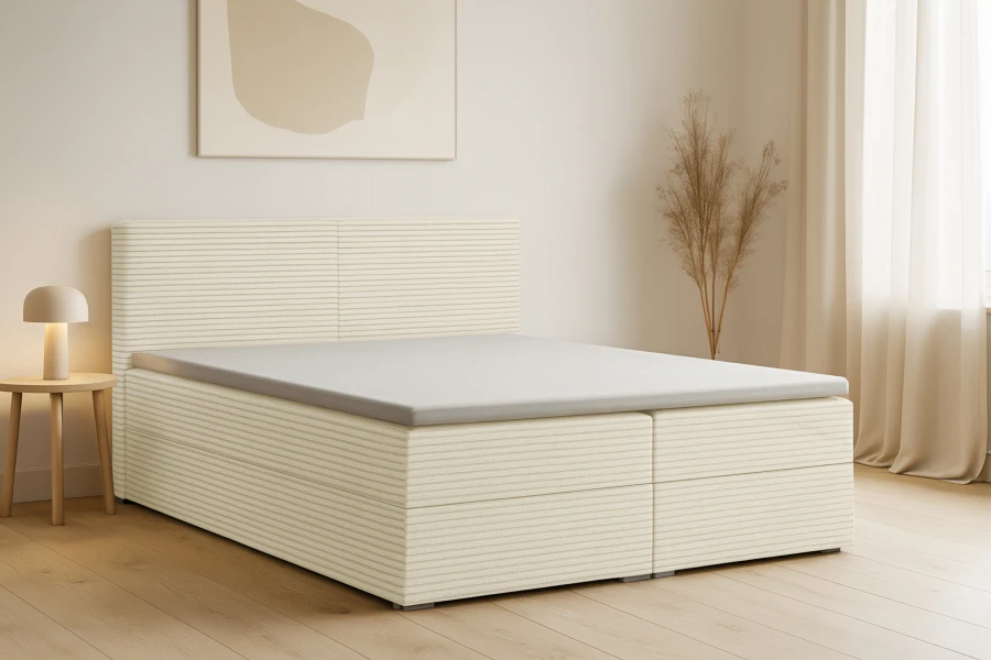 Stilvolles Boxspringbett in Beige mit Cord-Bezug im hellen Schlafzimmer.