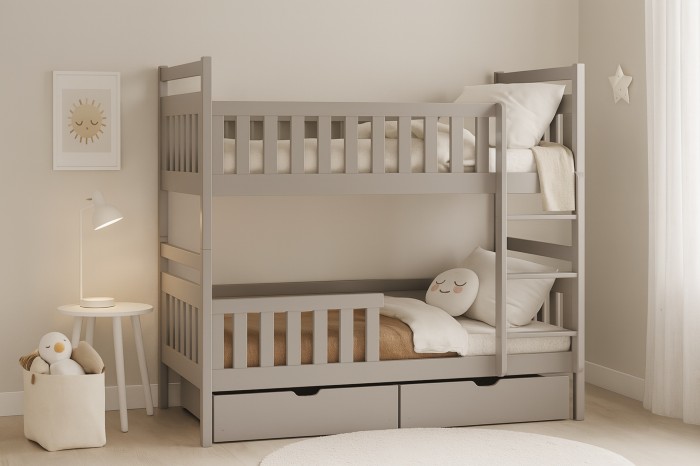 Gezellige kinderkamer met grijs stapelbed, bedlade en kindvriendelijke decoratie.