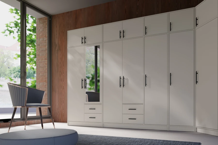 Große beige Kleiderschrank-Kombination mit Spiegel und Schubladen in modernem Zimmer.