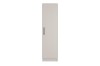 Hoher eintüriger Kleiderschrank in Beige mit modernem schwarzen Griff vor weißem Hintergrund.