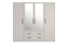Moderner 4-türiger Kleiderschrank in Beige mit zwei Spiegeltüren und schwarzen Griffen.