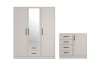 Möbelset bestehend aus einem Kleiderschrank mit Spiegel und einer passenden Kommode in Beige.