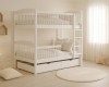 Licht ingerichte kinderkamer met wit stapelbed, rond tapijt en gezellige decoratie.
