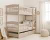 Beiges Etagenbett mit praktischen Schubladen in einem hellen Kinderzimmer.