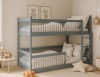 Graues Etagenbett aus Holz im Kinderzimmer mit gemütlicher Bettwäsche und Spielzeug.