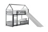 Dunkelgraues Kinder-Hausbett als Etagenbett mit integrierter Rutsche und Leiter.