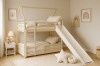 Beiges Etagenbett in Hausform mit Rutsche und Leiter in einem modernen Kinderzimmer.