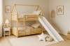 Stapelbed van natuurlijk hout in huislook met witte glijbaan voor kinderen.