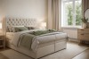 Gemütliches Schlafzimmer-Design mit beigem Bett und hellen Holzmöbeln.