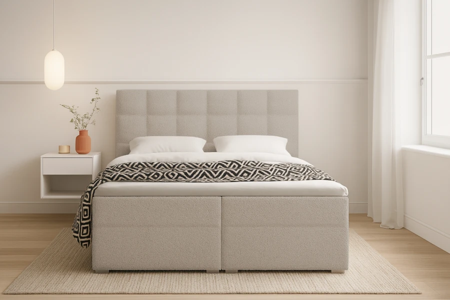 Frontansicht des beigen Boxspringbetts Abi mit hohem gestepptem Kopfteil und minimalistischer Deko.