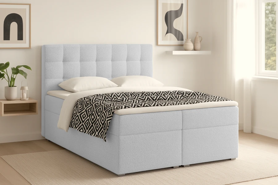 Modernes hellblaues Polsterbett in gemütlicher Schlafzimmer-Atmosphäre, Seitenansicht.