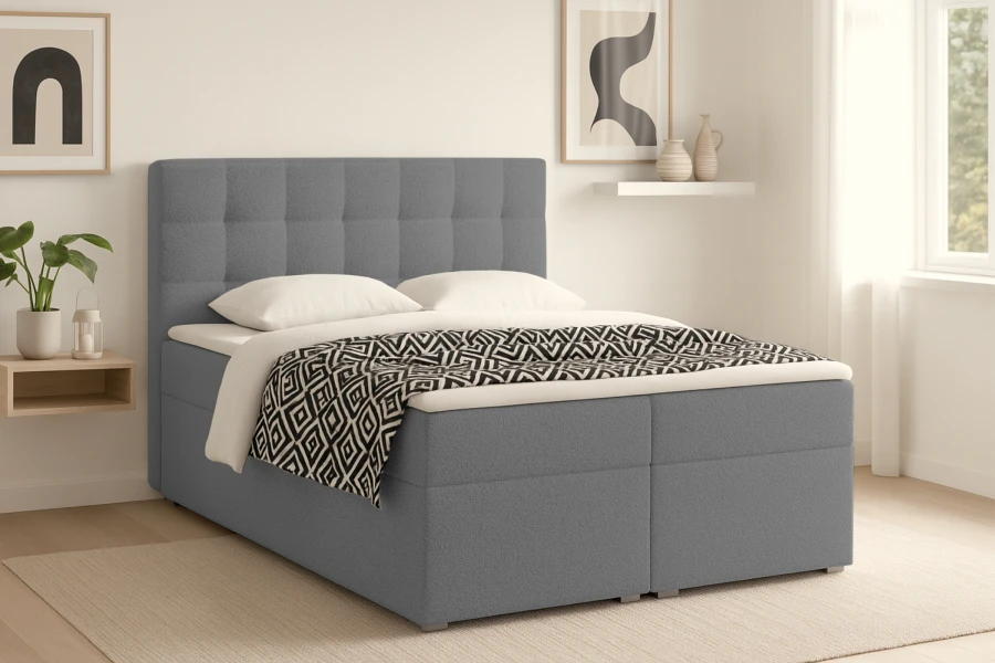 Stilvolles hellblaues Boxspringbett in gemütlicher Atmosphäre mit dekorativer Wandgestaltung.