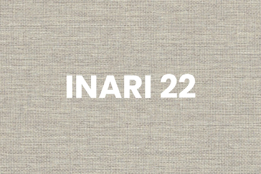Stoffmuster Inari 22 in hellem Beige, fein gewebte Textur für Polstermöbel.