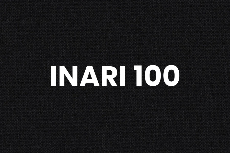 Detailaufnahme des Möbelstoffs Inari 100 in Schwarz mit feiner Webstruktur.
