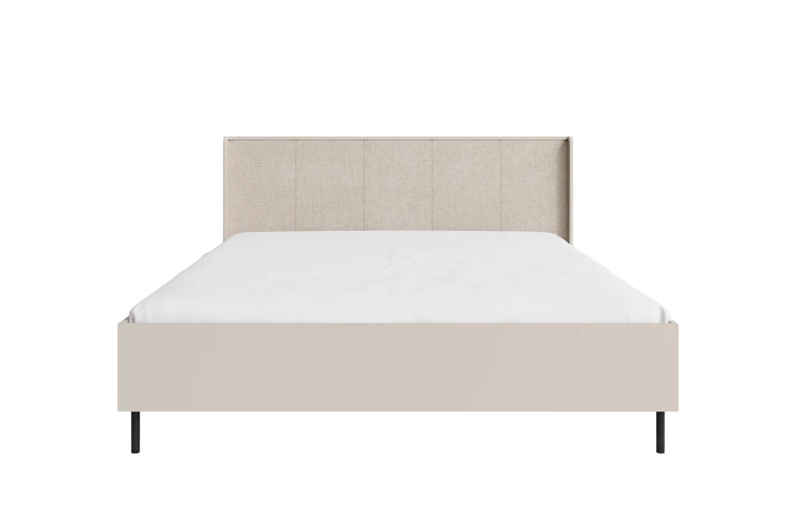 Beiges Doppelbett mit stoffbezogenem Kopfteil und schwarzen Füßen vor weißem Hintergrund.