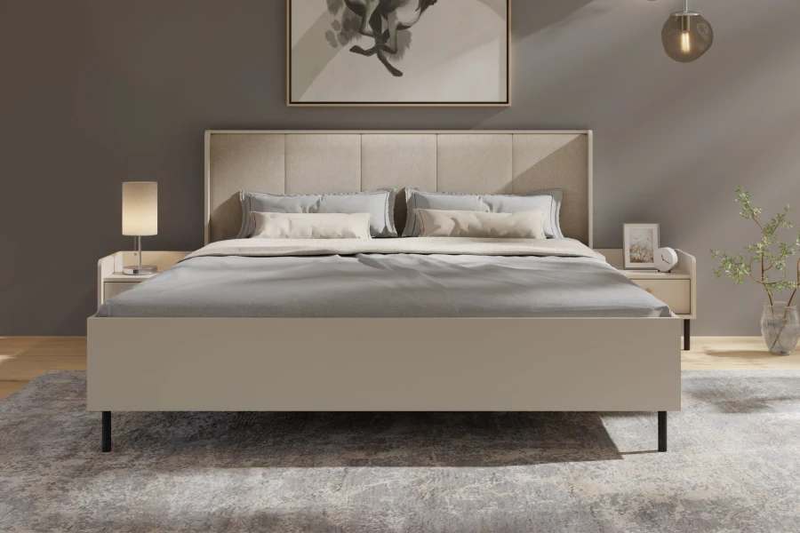 Modernes Schlafzimmer mit beige gepolstertem Bett, passenden Nachttischen und grauer Bettwäsche.