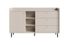 Beiges Sideboard mit drei Schubladen, einer Tür und offenen Regalfächern auf Metallfüßen.