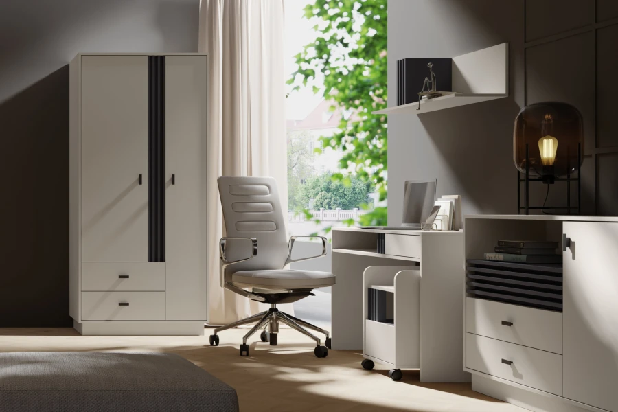 Modernes Home-Office mit hellem Schreibtisch, Bürostuhl und Kleiderschrank am Fenster.
