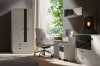 Komplette Büroeinrichtung in hellem Grau mit Schreibtisch, Sideboard und Regal.