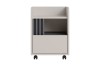 Mobiler Rollcontainer in Beige mit einer Schublade und zwei offenen Fächern für das Büro.