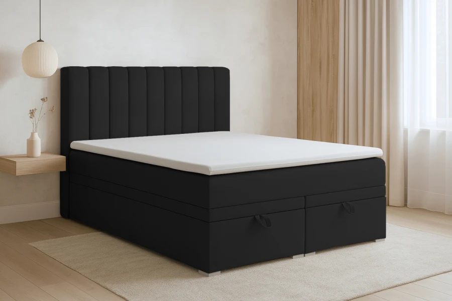 Modernes schwarzes Boxspringbett mit weißem Topper im hellen Schlafzimmer.