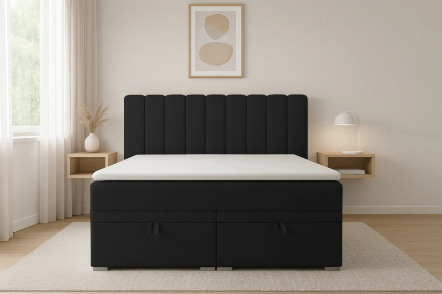 Schwarzes Polsterbett mit hohem Kopfteil in einer gemütlichen Schlafzimmer-Umgebung.
