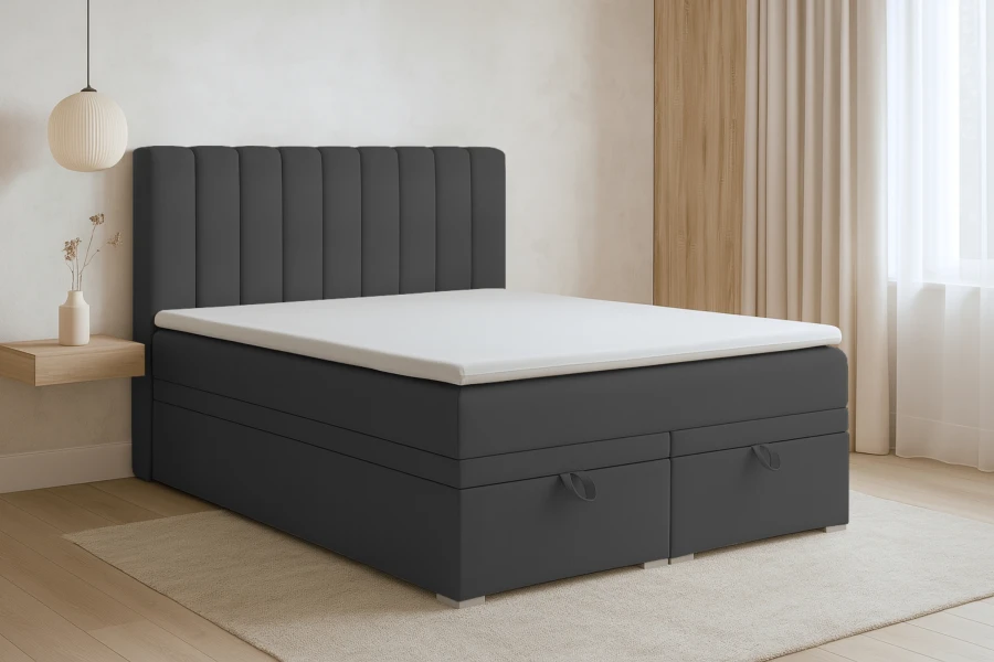 Graues Boxspringbett mit Stauraum und gestepptem Kopfteil im Schlafzimmer.