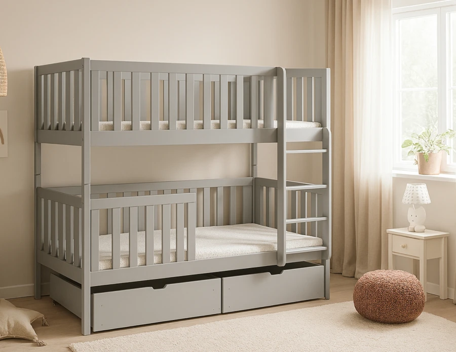 Stabiles graues Stockbett im hellen Kinderzimmer mit Leiter und zwei praktischen Bettkästen.