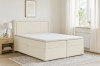 Beiges Boxspringbett in einem freundlich gestalteten Schlafzimmer-Ambiente.