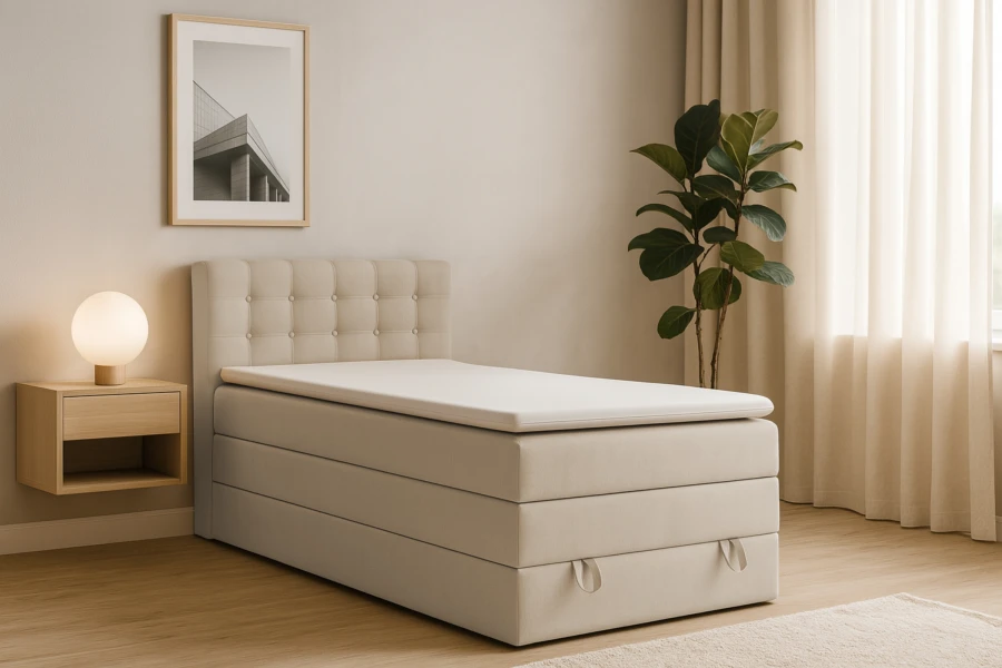 Eingerichtetes Schlafzimmer mit beige Boxspringbett, Nachttisch und Zimmerpflanze