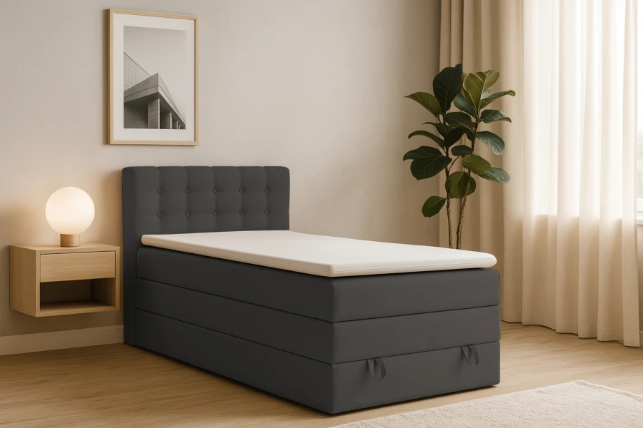 Stilvolles Schlafzimmer mit dem anthrazitfarbenen Boxspringbett JUNG I, Nachttisch und Dekoration.