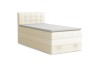 Modernes beiges Boxspringbett mit gestepptem Kopfteil und weißem Topper auf weißem Hintergrund.