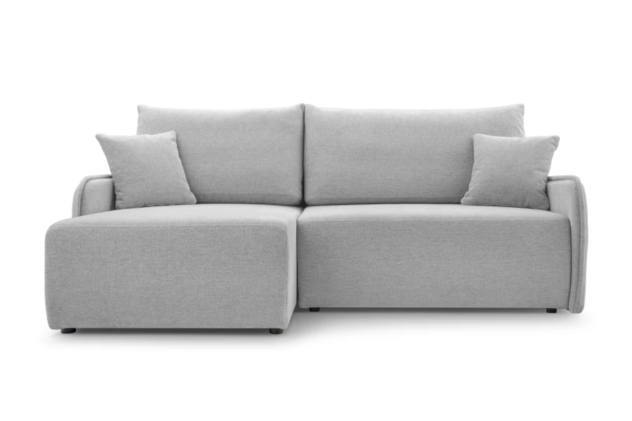 Hellgraues Ecksofa in L-Form mit Kissen vor weißem Hintergrund.