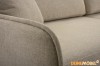 Detailansicht der Armlehne und des beigen Webstoffs eines modernen Sofas.
