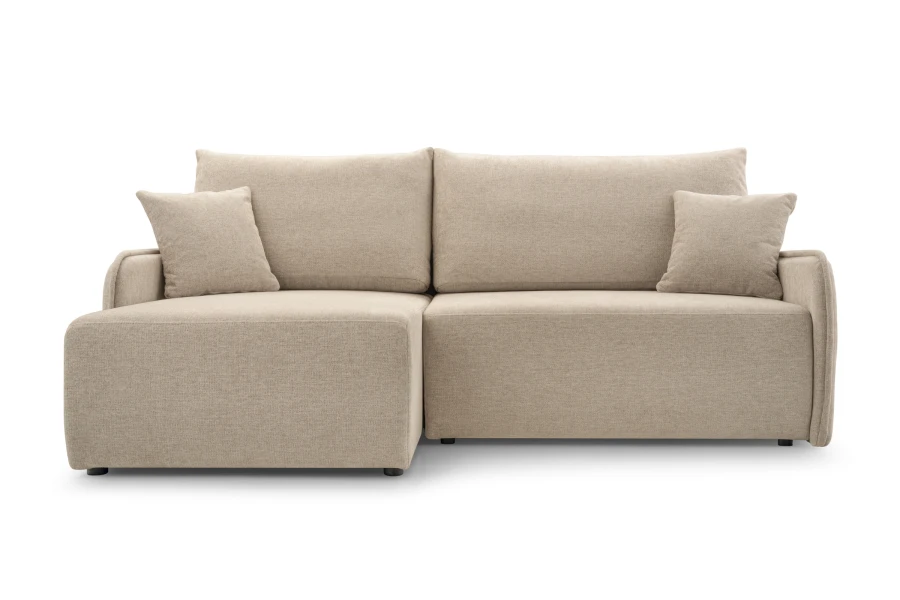 Frontansicht eines beigen Ecksofas mit passenden Zierkissen.
