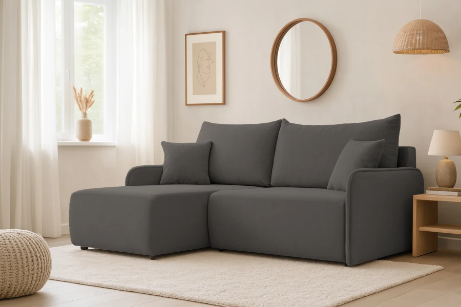 Modernes dunkelgraues Ecksofa in hell eingerichtetem Wohnzimmer mit Parkettboden.