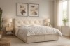 Beiges Boxspringbett mit Rauten-Steppung im hellen, modernen Schlafzimmer.