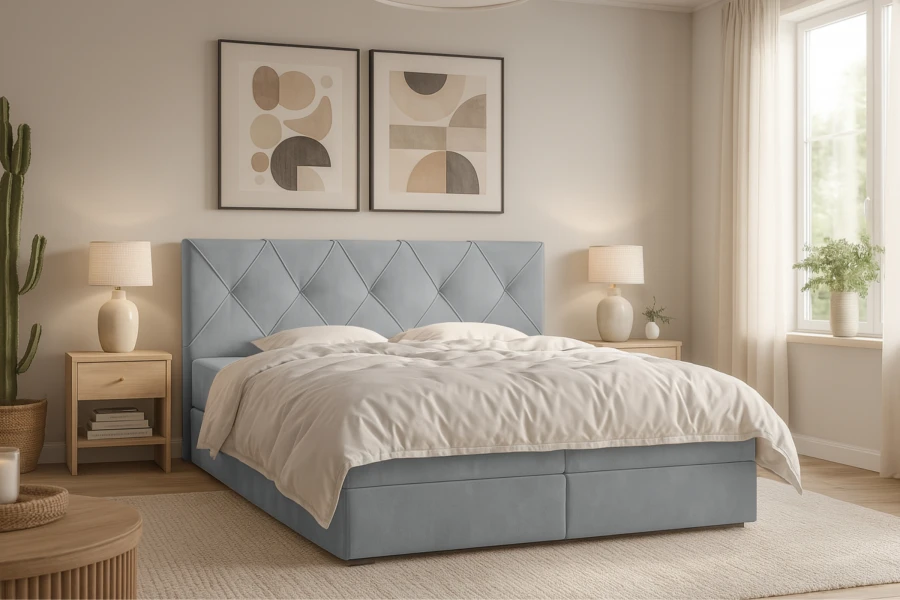 Hellblaues Boxspringbett mit gestepptem Kopfteil im Schlafzimmer-Ambiente