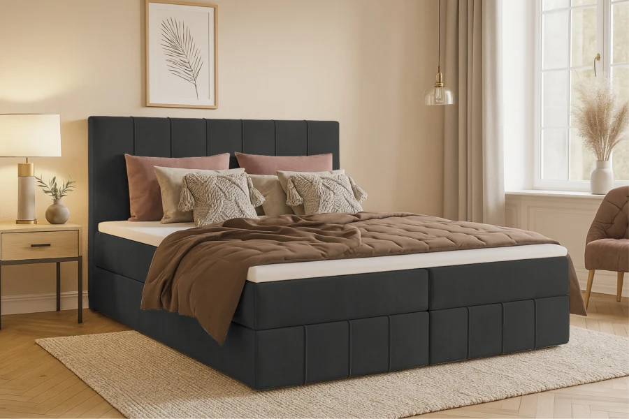 Elegantes Boxspringbett in Anthrazit mit vertikal gestepptem Kopfteil im Schlafzimmer.