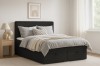 Schwarzes Boxspringbett mit praktischen Bettschubladen für zusätzlichen Stauraum im Schlafzimmer.
