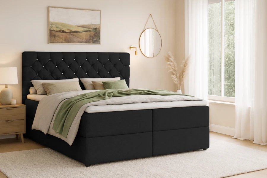 Stijlvolle slaapkamer met zwart boxspringbed, licht tapijt en wandspiegel.