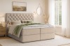 Beige boxspringbed in een modern ingerichte slaapkamer