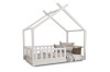 Weißes Kinder-Hausbett aus Holz mit Tipi-Dach und Sicherheitsgitter auf weißem Hintergrund.