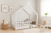 Hell eingerichtetes Kinderzimmer mit weißem Montessori Hausbett und skandinavischer Deko.