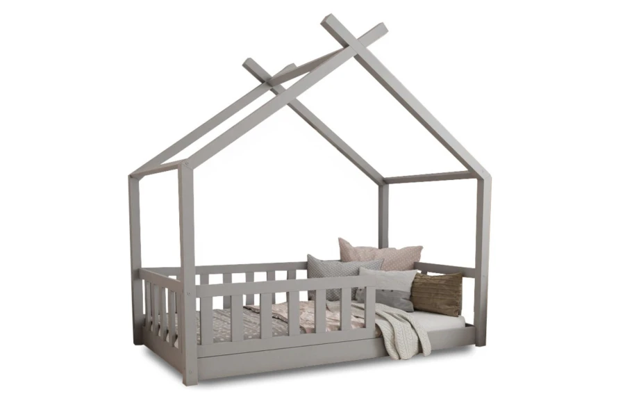 Graues Holzbett in Hausform für Kinder mit Rausfallschutz und weicher Bettwäsche.