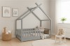 Graues Kinderhausbett in gemütlichem Kinderzimmer mit Rausfallschutz und Kuscheltieren.