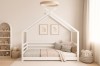Weißes Tipi-Hausbett für Kinder in einem hellen, skandinavisch eingerichteten Zimmer.
