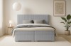 Modernes hellblaues Boxspringbett mit Cord-Bezug in hellem Schlafzimmer.