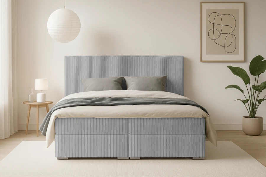 Modernes hellblaues Boxspringbett mit Cord-Bezug in hellem Schlafzimmer.